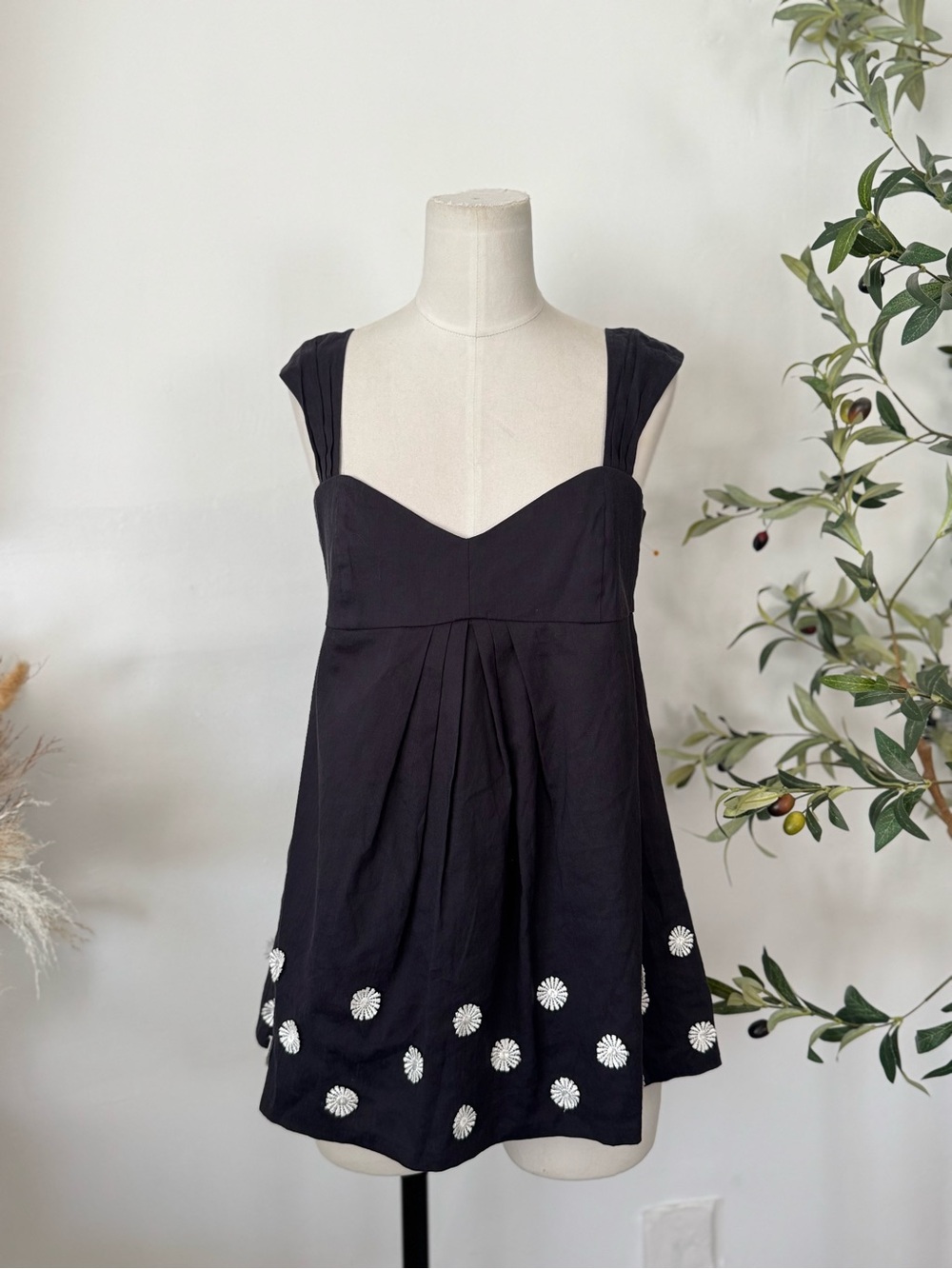 Cynthia Cynthia Steffe Black Embroidered tank top sz 8 linen blend Sweetheart